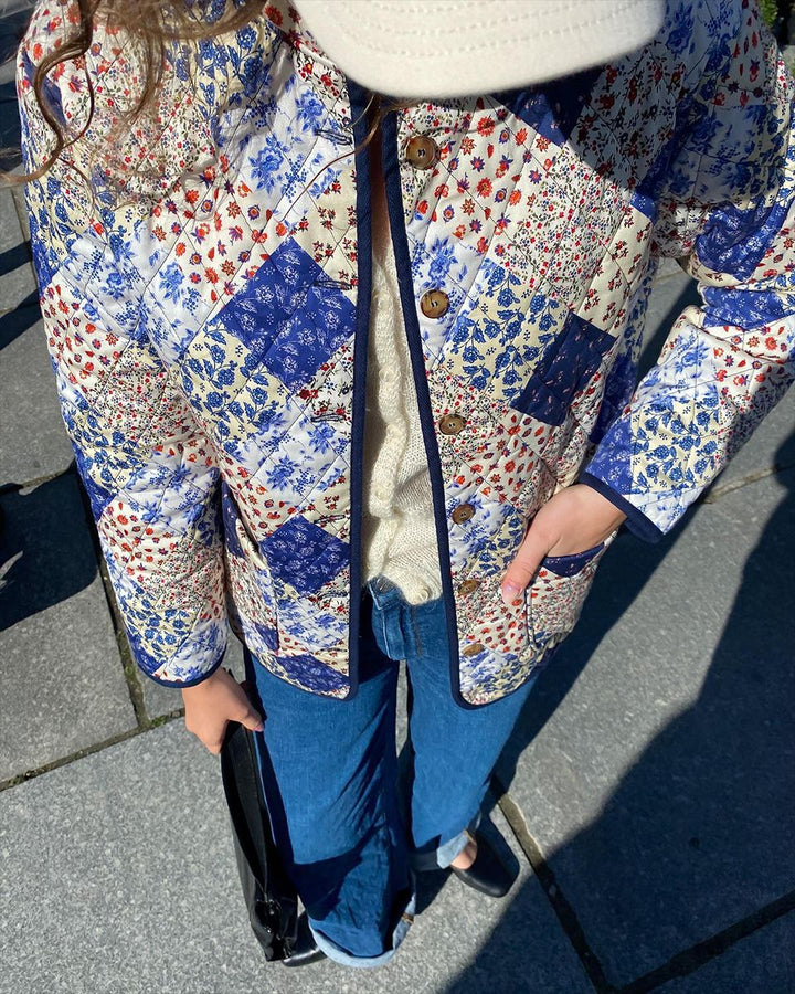 Veste matelassée en patchwork pour femmes avec motif floral et patte de boutonnage visible Chic & Stil