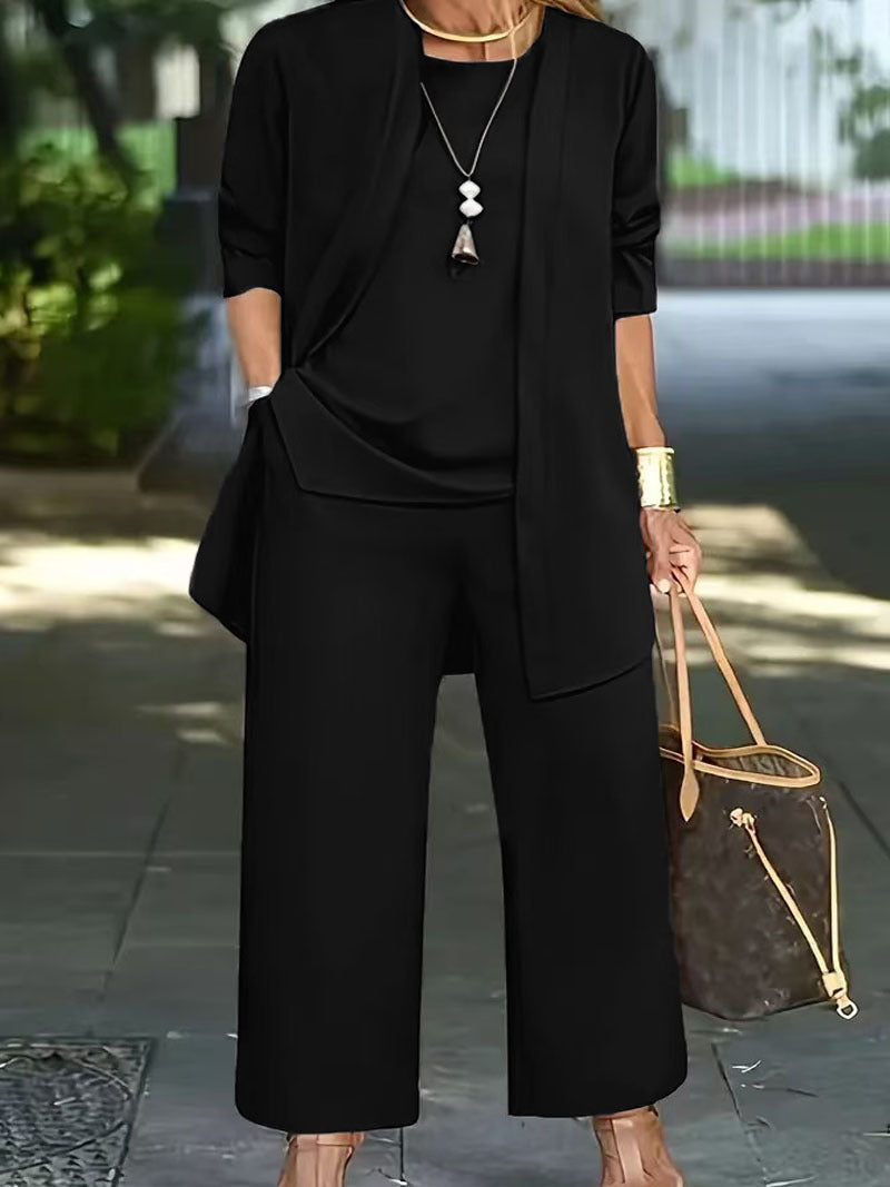 Two-piece casual and elegant set for women with a loose fit and modern accents Lune London