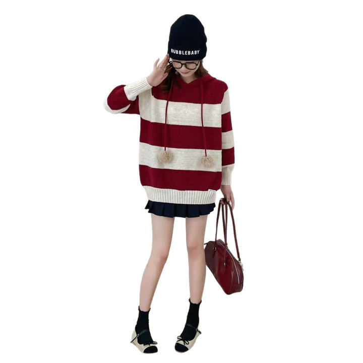 Haut de pyjama pour femmes en tissu confortable avec un design rayé et un pompon tendance.