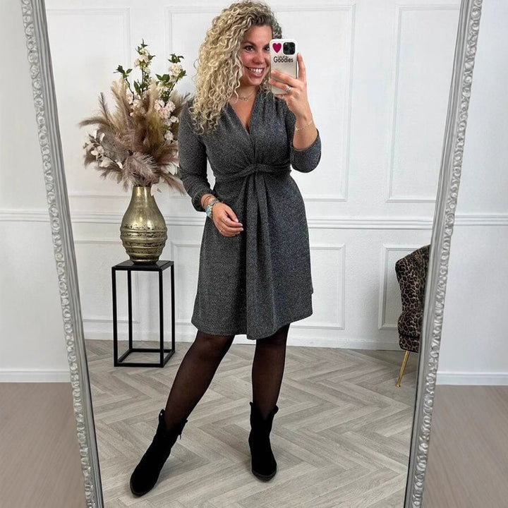 Robe portefeuille pour femmes avec des détails de volant élégants et une coupe ajustée Chic & Stil