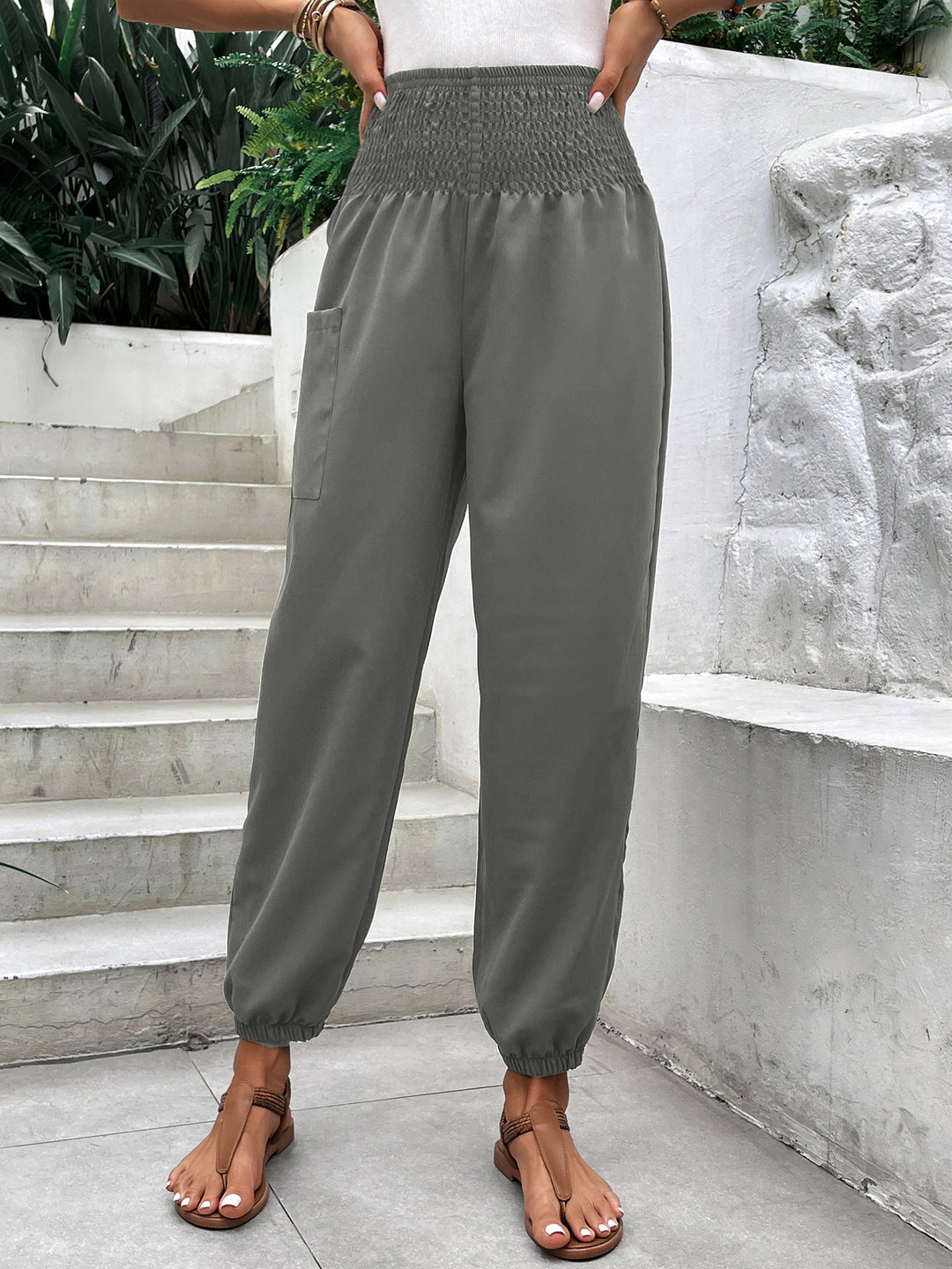 High-waisted leisure trousers for women with elastic waist and practical side pockets Chic and Style