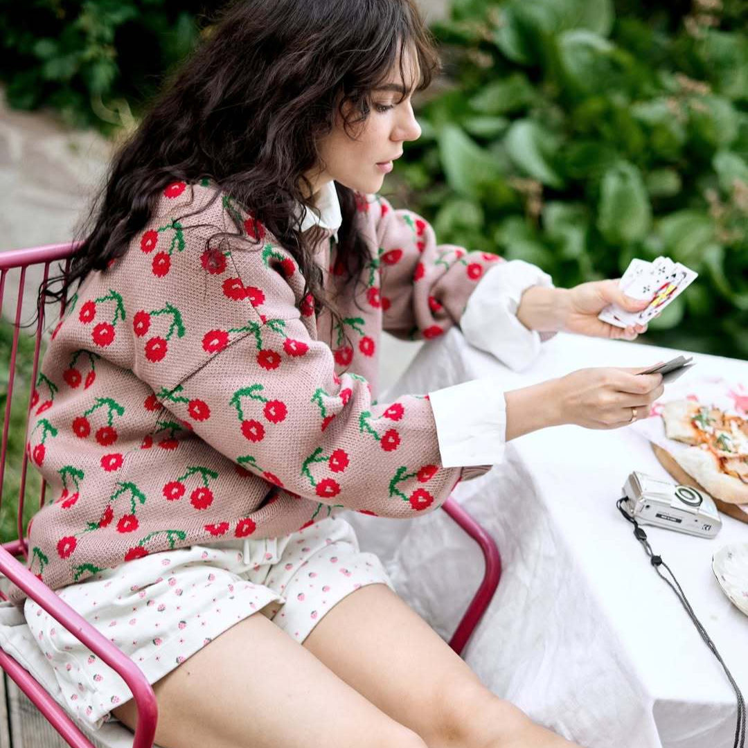Pull femme confortable avec motif cerise et légère structure Chic & Stil