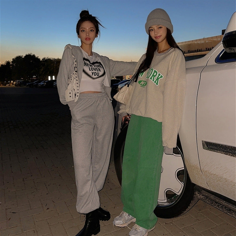 Women's sporty loungewear set with cropped hoodie and wide trousers Chic & Stil