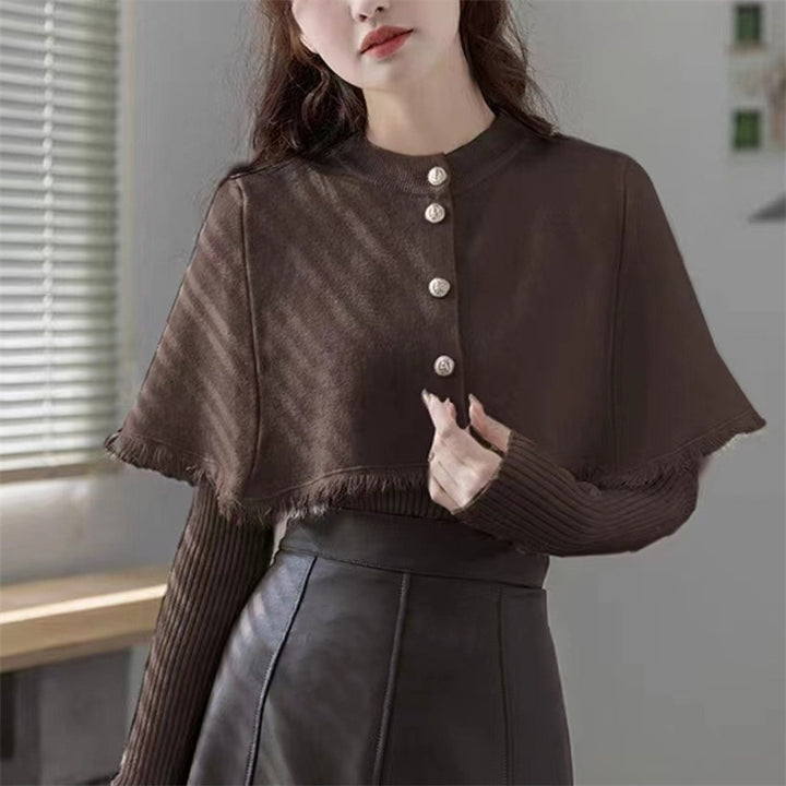 Pull féminin à la mode avec section d'épaule amovible et détails de boutons Chic & Stil
