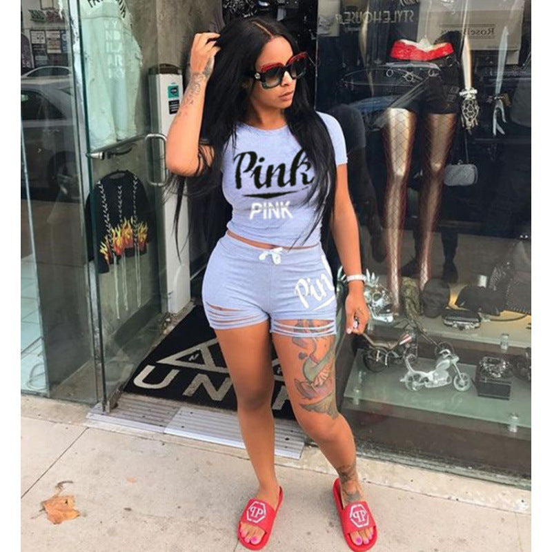 Ensemble t-shirt et short pour femmes sportif avec coupe décontractée et imprimés contrastés Chic & Stil