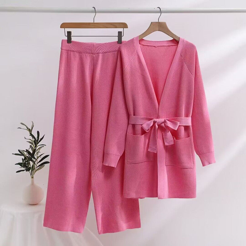 Fashionable women's knit lounge set with tied belt and practical pockets Lune London