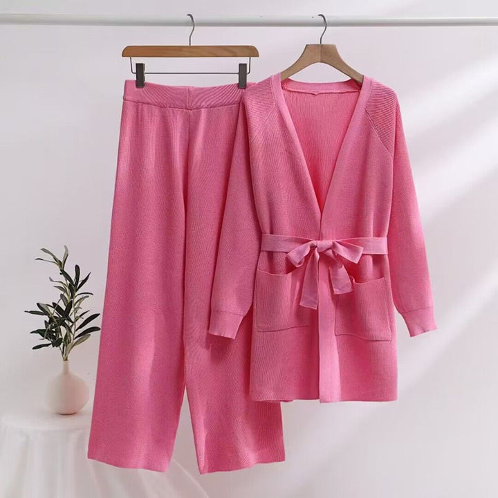 Fashionable women's knit lounge set with tied belt and practical pockets Lune London