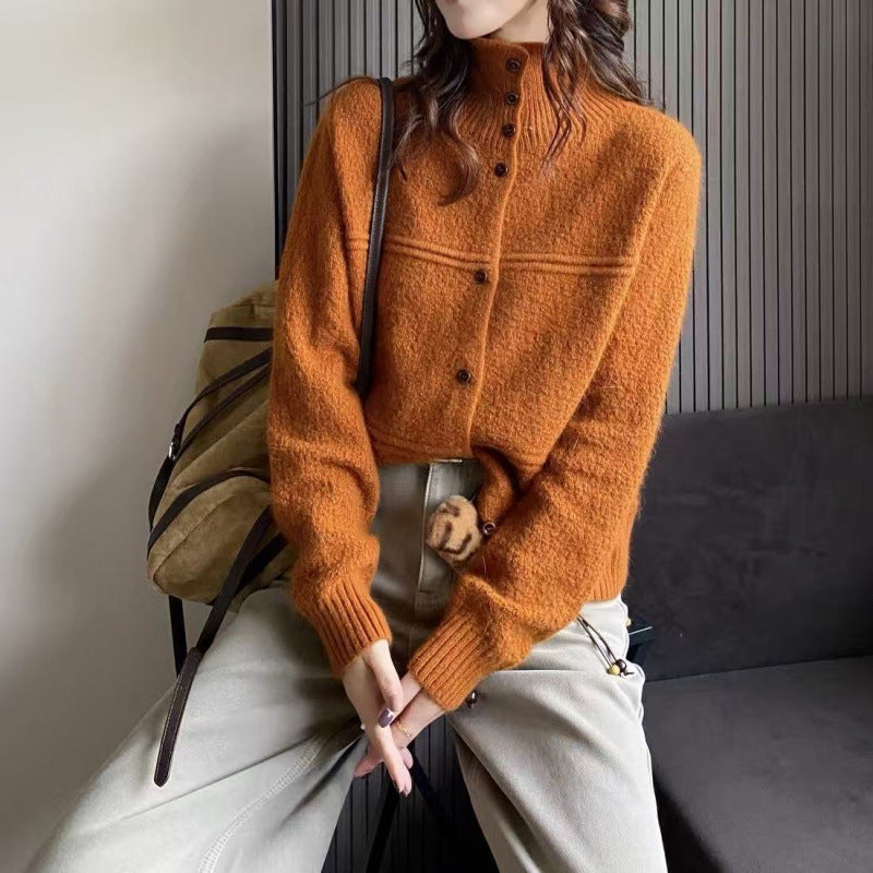 Cardigan pour femmes avec col haut et détails en bouton Chic & Stil