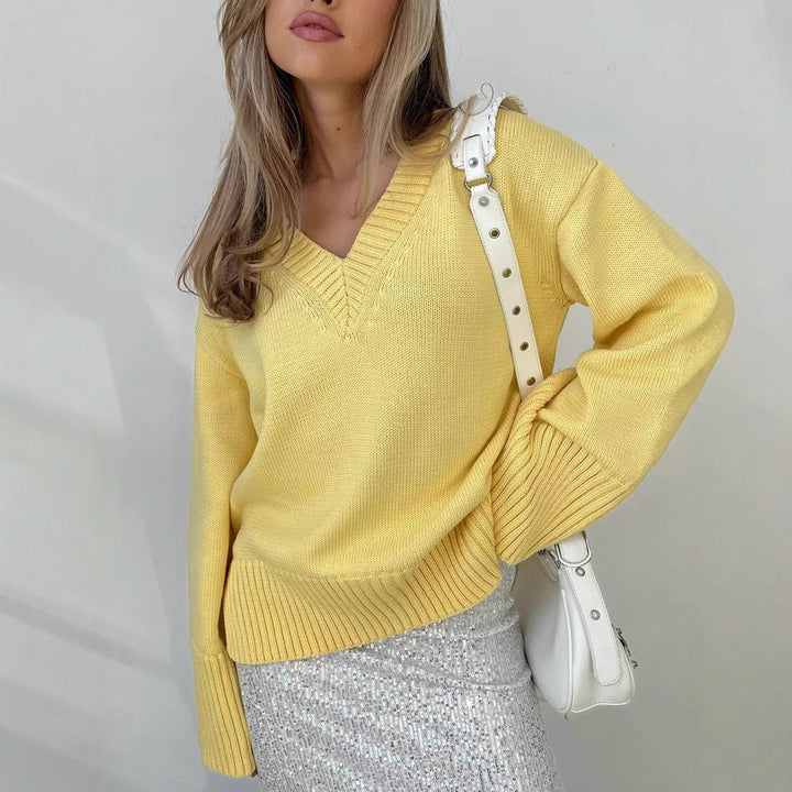 Women elegant knit sweater with V-neck and casual fit Chic & Stil