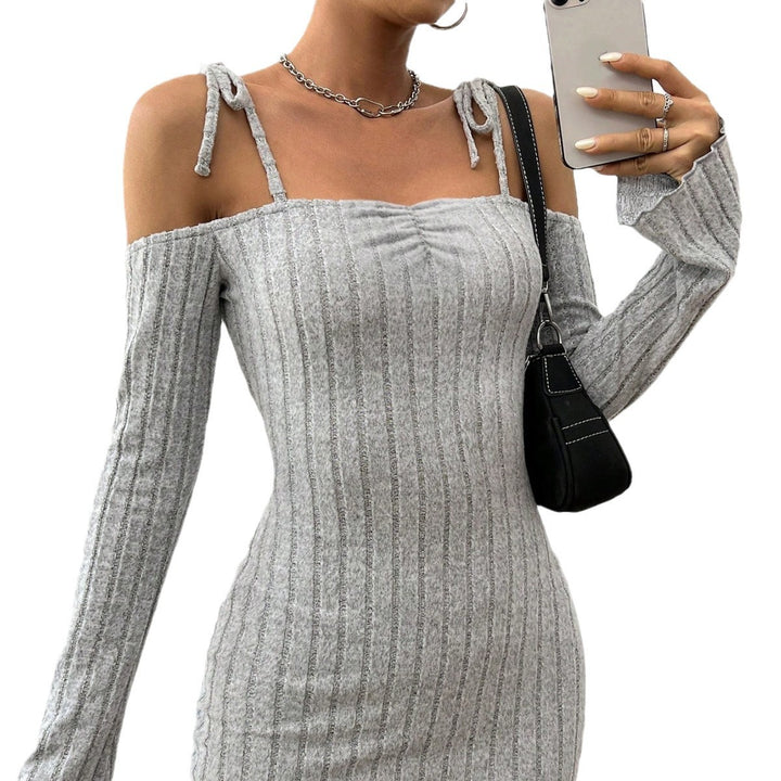 Robe mini femme avec design décolleté découvrant les épaules et tricot rib trendy Chic & Stil