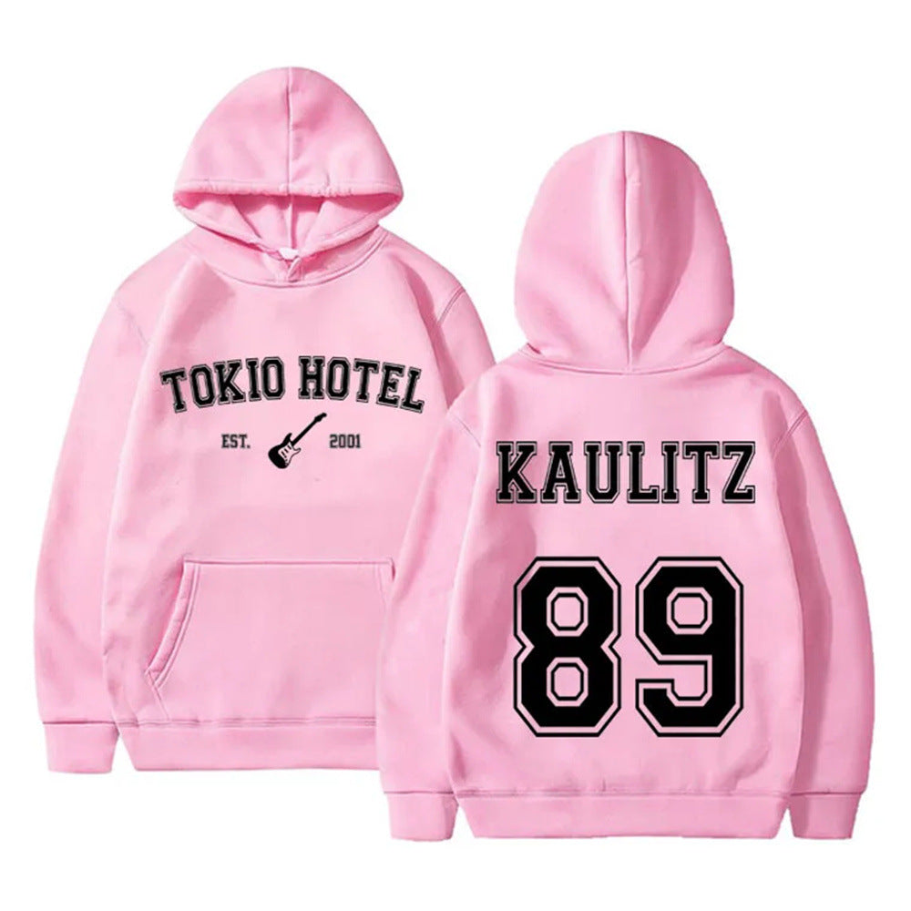 Women's hoodie with modern band design and comfortable fit Chic & Stil
