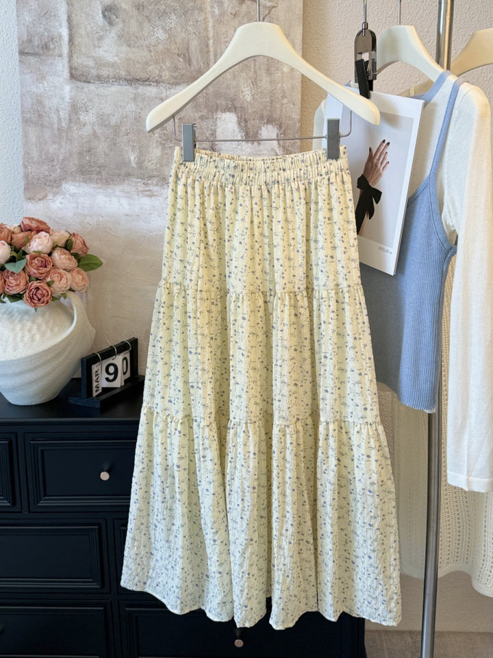 Maxi skirt for women with romantic floral pattern and casual chic design