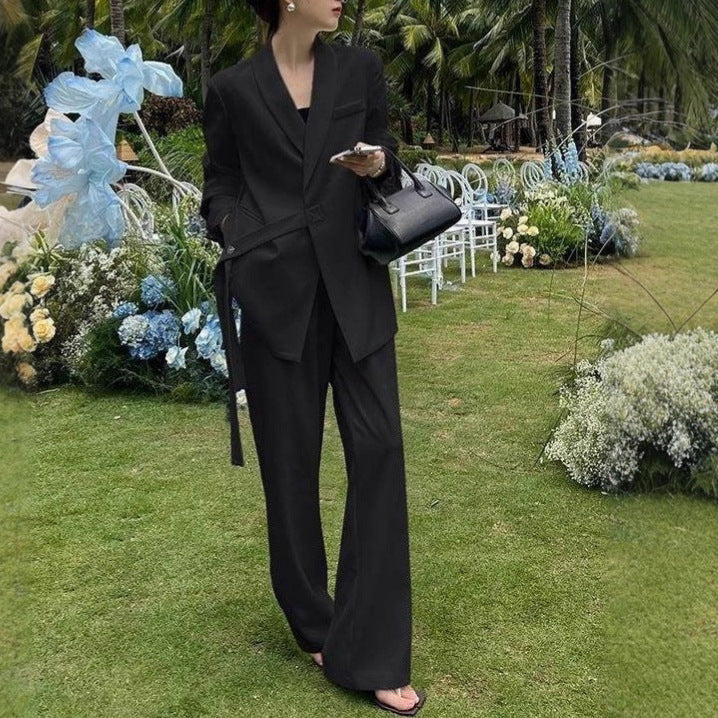 Blazer moderne pour femmes avec coupe asymétrique et ceinture à la taille Chic & Stil
