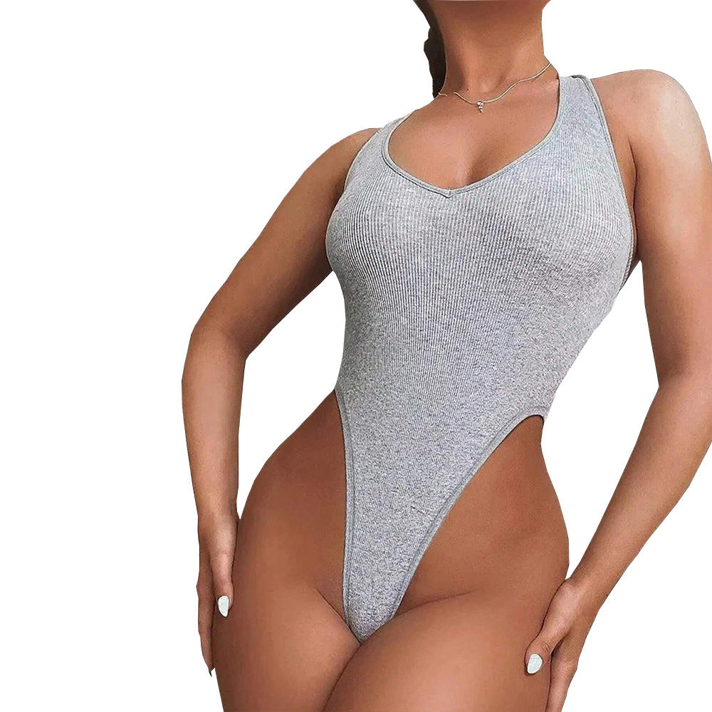 Maillot de bain femme à taille haute avec décolleté en V profond et design rib fashionable Chic & Stil
