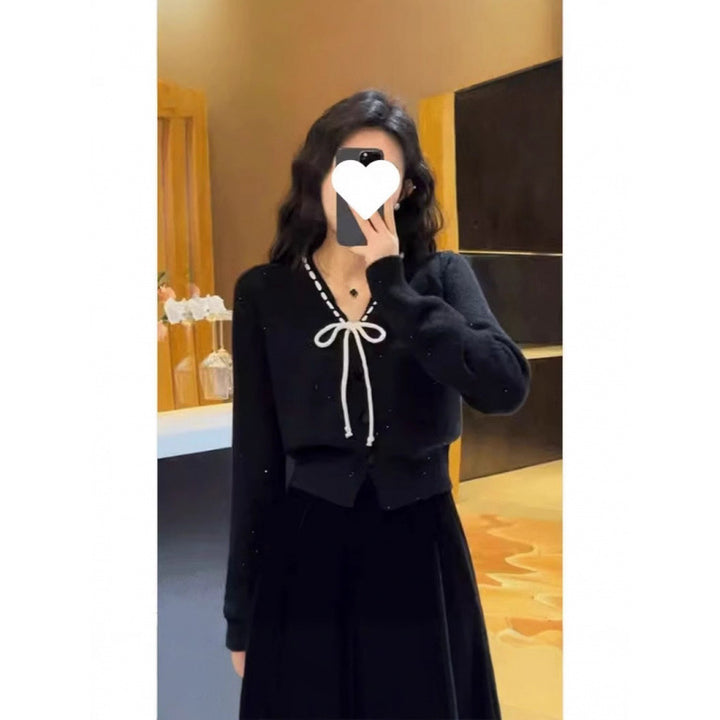 Cardigan pour femmes avec fermeture décorative à nœud et détails de bouton Chic & Stil
