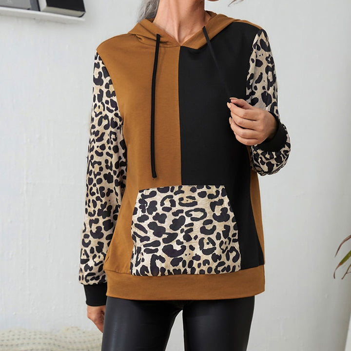 Women's hoodie with a striking leopard print and a chic color block design
