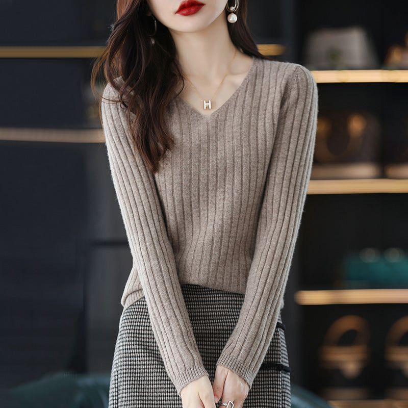 Pull femme en maille avec une structure à côtes fines et décolleté en V