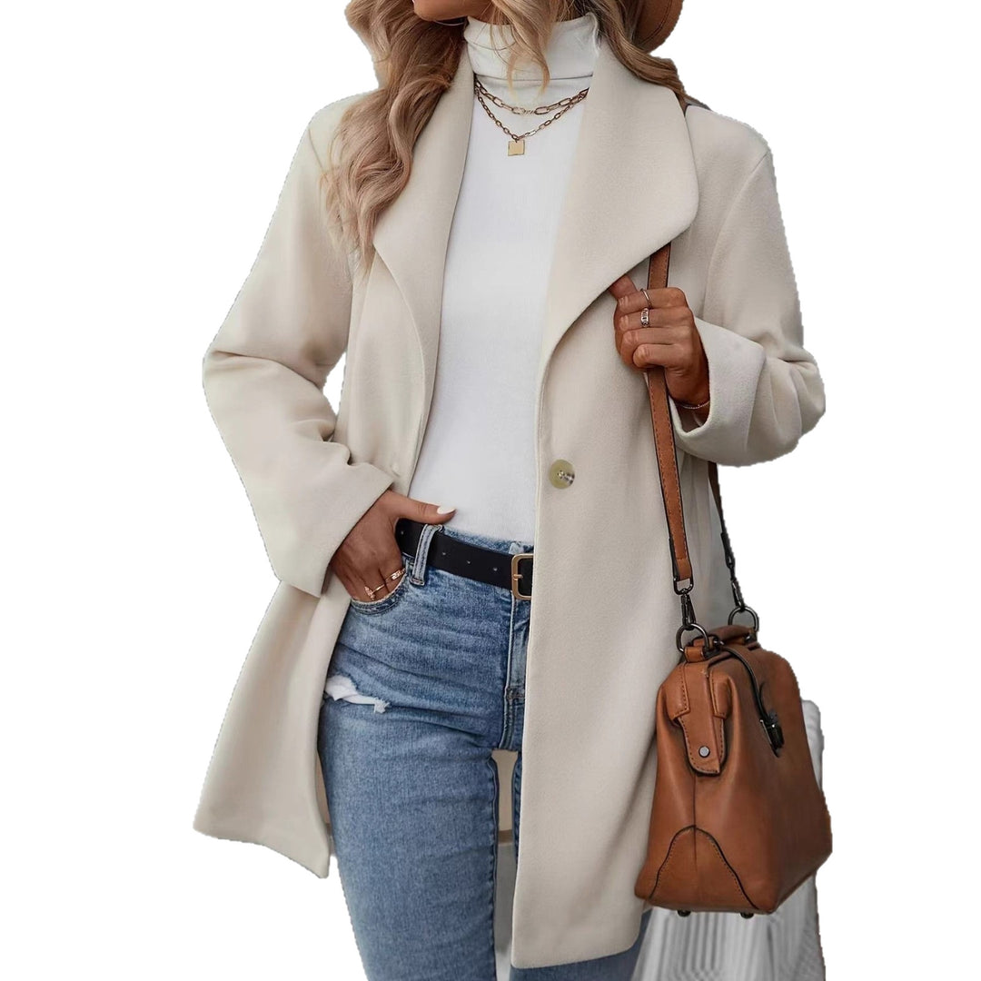Veste féminine moderne de transition avec grand revers et fermeture à bouton Chic & Stil