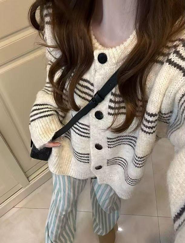 Cardigan à motifs pour femmes avec des détails de boutons stylés Chic & Stil