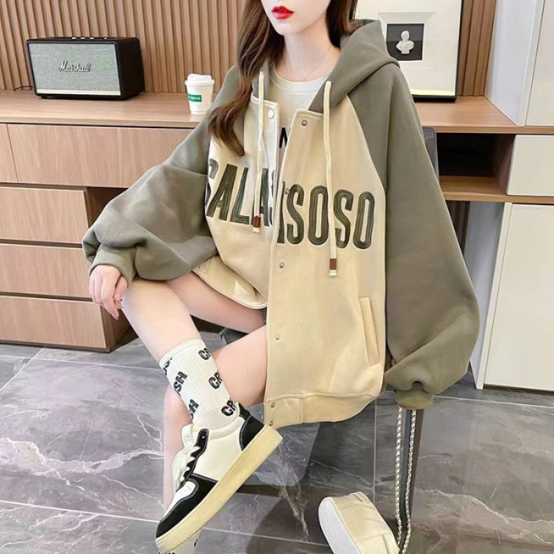 Women's sporty hooded jacket with a casual cut and eye-catching print Chic & Stil