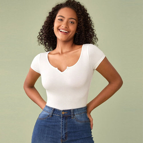 T-shirt ajusté pour femmes avec décolleté V profond et manches courtes Chic & Stil