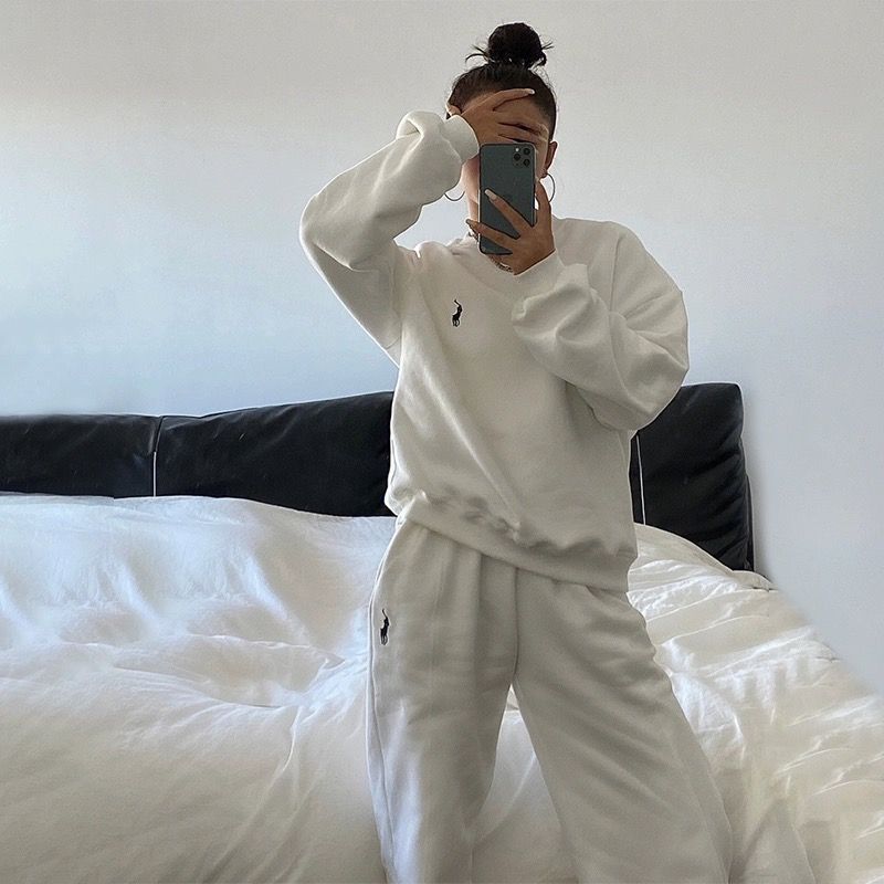 Women's comfortable sweat suit with practical pockets and elastic waistband Chic & Stil
