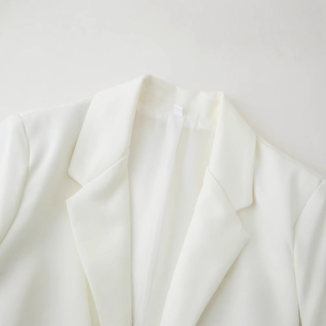 Elegant blazer jacket for women with classic cut and practical pockets Lune London
