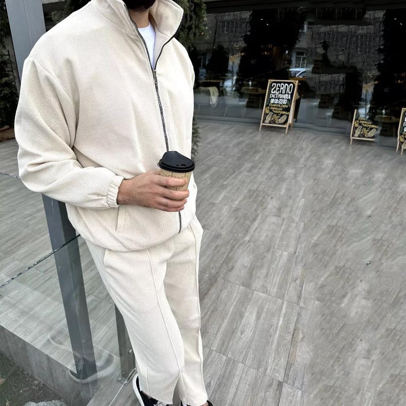 Leisure suit for men in soft corded material with great breathability and a convenient zipper Lune London