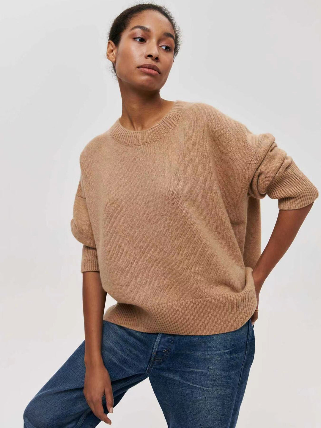 Cozy fine-knit sweater for women with a loose fit and a round neckline Lune London