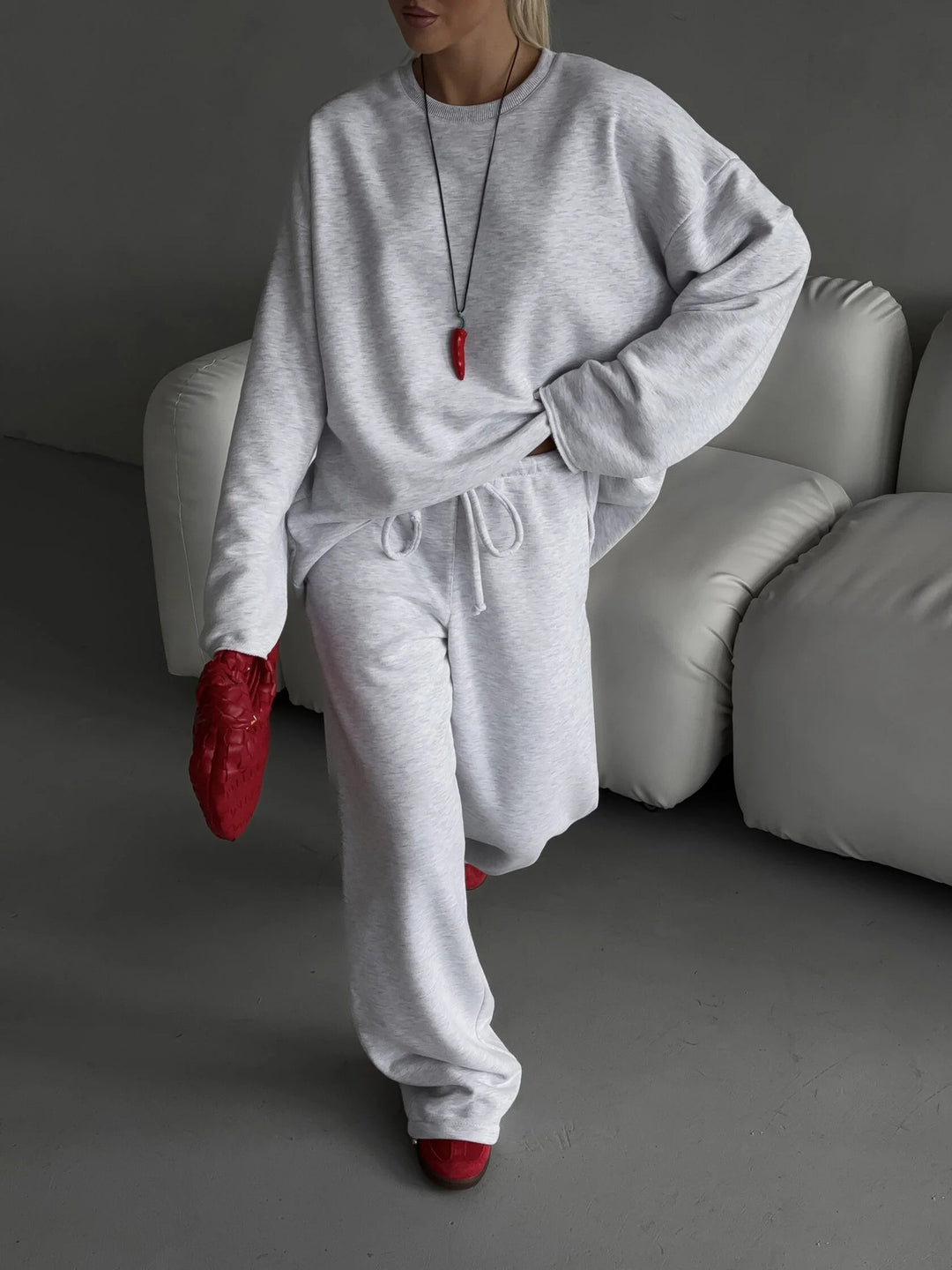 Women's stylish sweat set with casual cut and elastic drawstrings Chic & Stil