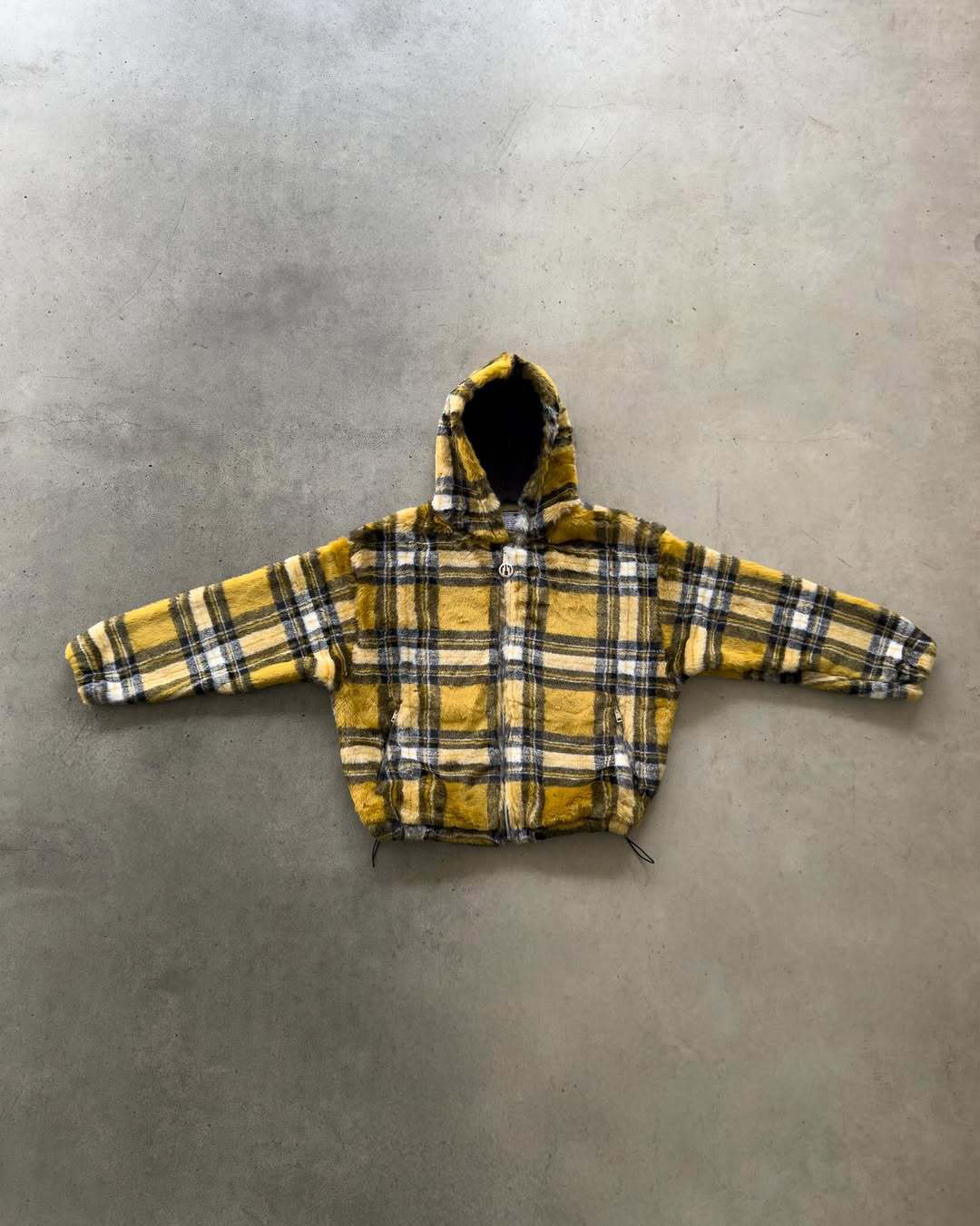 Veste à capuche pour femmes en motif à carreaux modernes avec poches zippées sur les côtés Chic & Stil