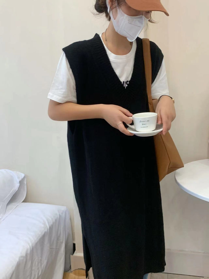 Robe tricotée pour femmes avec un élégant col en V et une fente latérale Chic & Stil