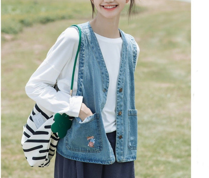 Gilet en denim à la mode pour femmes avec poches et détails de boutons Chic & Stil