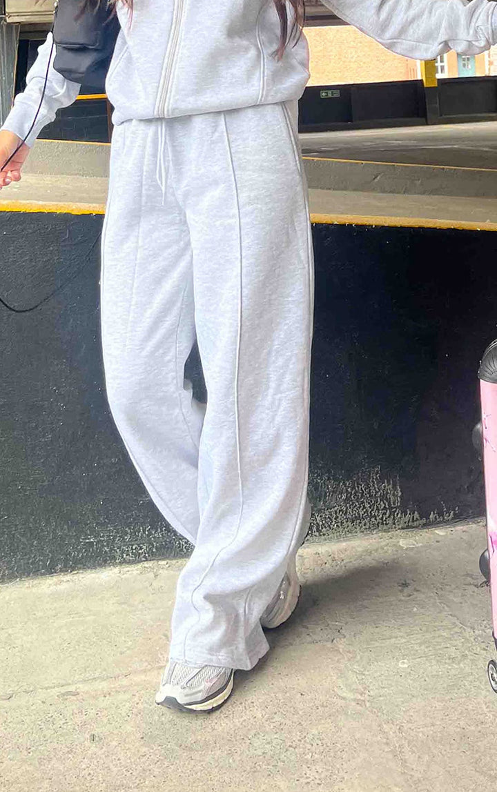 Sporty leisure pants for women with wide legs and comfortable elastic waistband Lune London