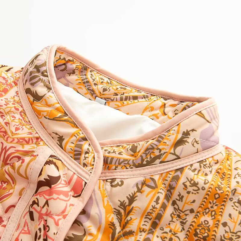 Quilted transitional jacket for women with floral pattern and practical pockets Lune London