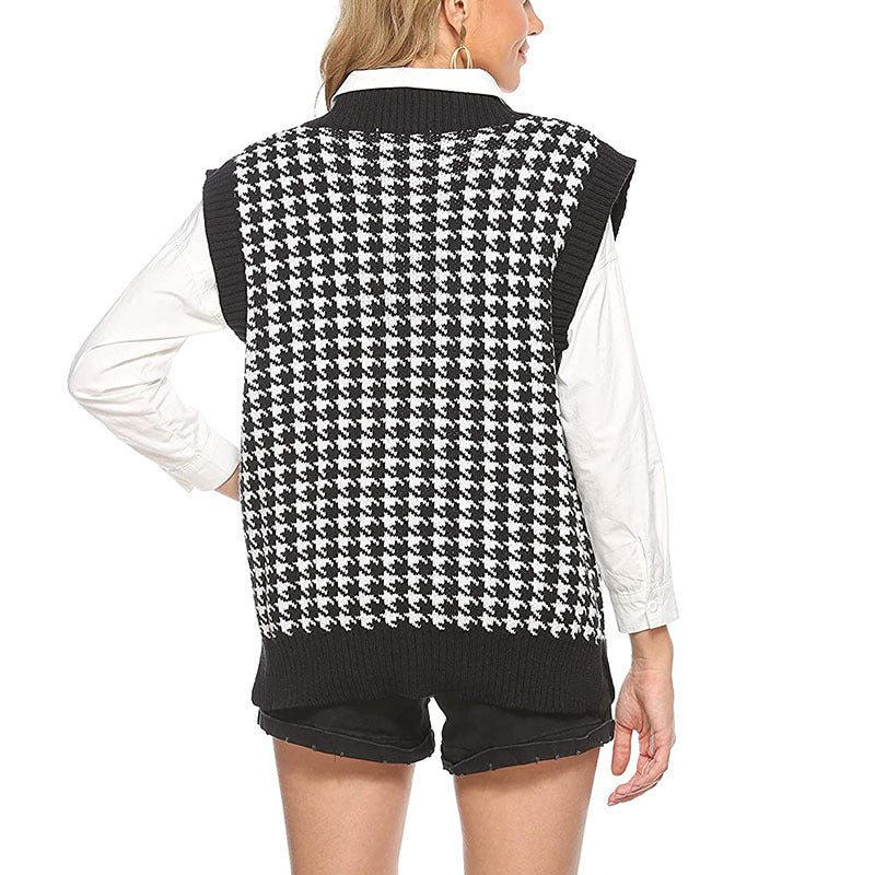 Trendy oversized knitted sweater for women with V-neck and fine pattern Lune London