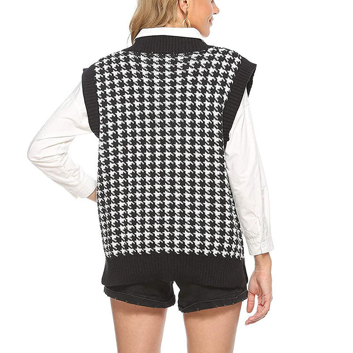 Trendy oversized knitted sweater for women with V-neck and fine pattern Lune London