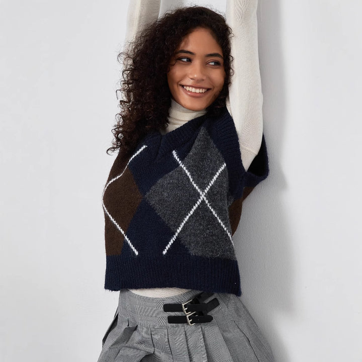 Knitted sweater for ladies with a modern diamond pattern Lune London