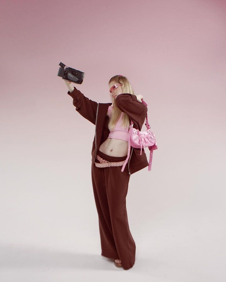 Fashionable women's sports set with oversized jacket and loose fit Lune London