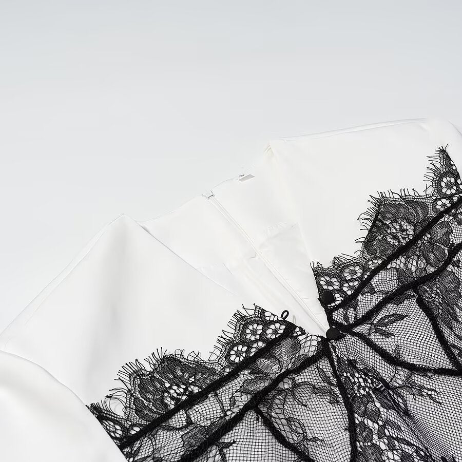 Robe en dentelle pour femmes avec un design sophistiqué et des détails élégants Chic & Stil