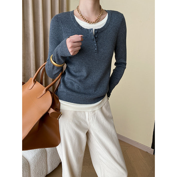 Women's long-sleeve shirt with button details and fashionable V-neck Chic & Stil