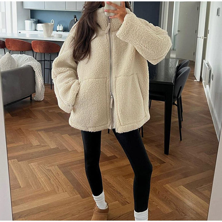 Modest fleece jacket for women with practical pockets and a high collar Lune London