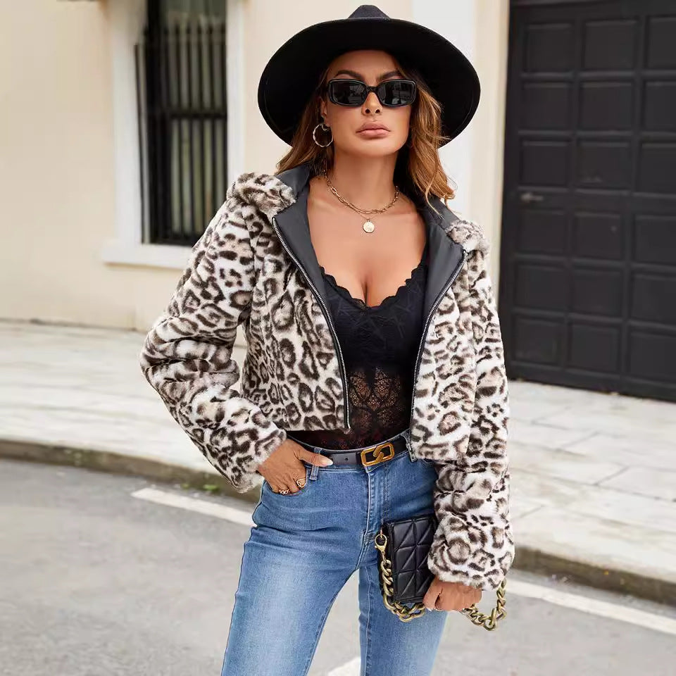 Faux fur jacket for women with contrasting details and a trendy cut Lune London