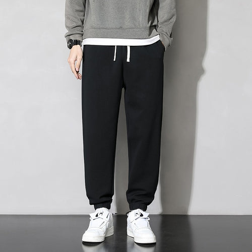 Casual sweatpants for men with elastic waistband and side pockets Lune London