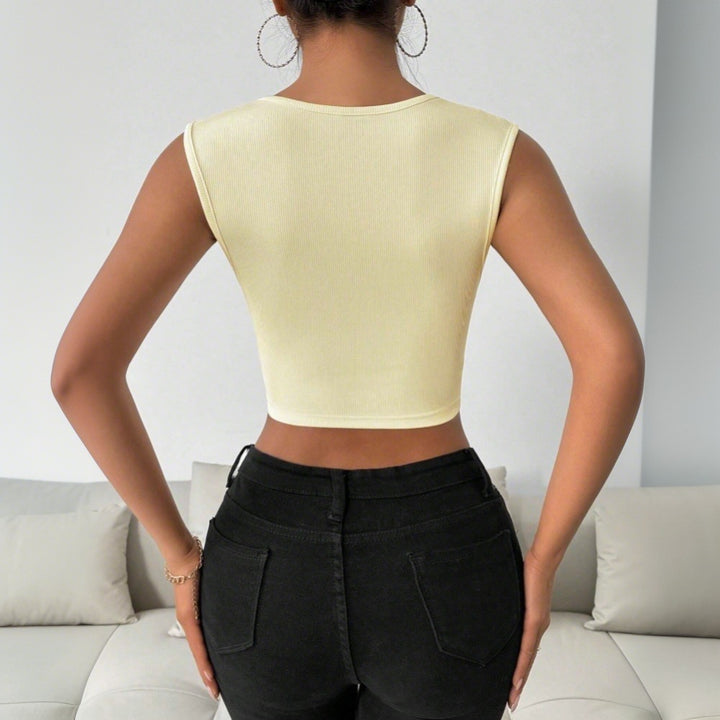 Haut court féminin élégant avec décolleté en V profond et taille à la hanche Chic & Stil