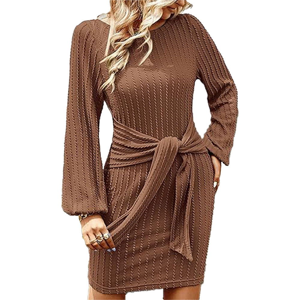 Robe portefeuille pour femmes avec tissu texturé et détails de volants élégants Chic & Stil