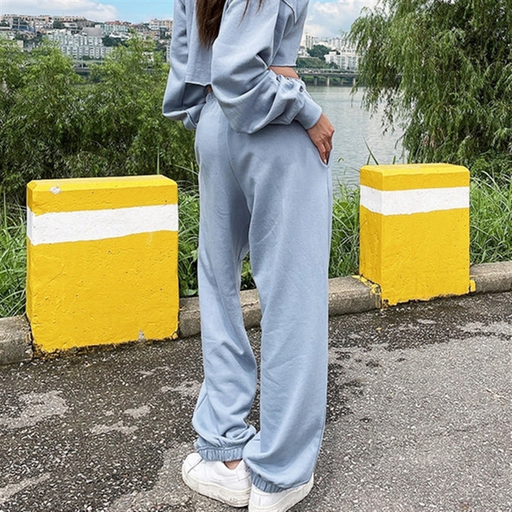 Ensemble de vêtements décontractés pour femmes avec sweat-shirt court et jogging confortable Chic & Stil