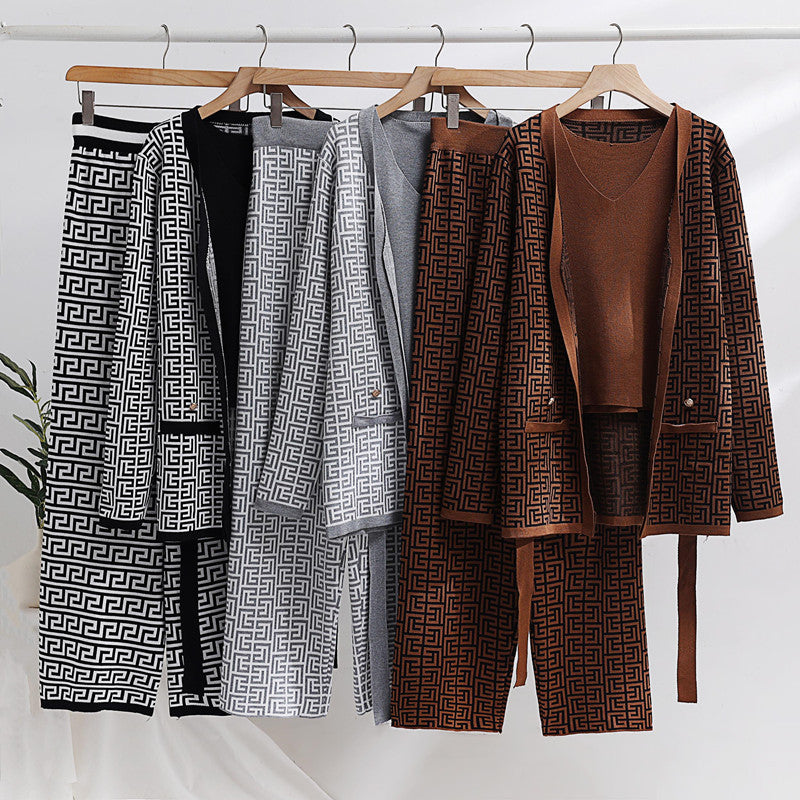 Fashionable and luxurious women's lounge set with an elegant pattern and practical pockets Lune London