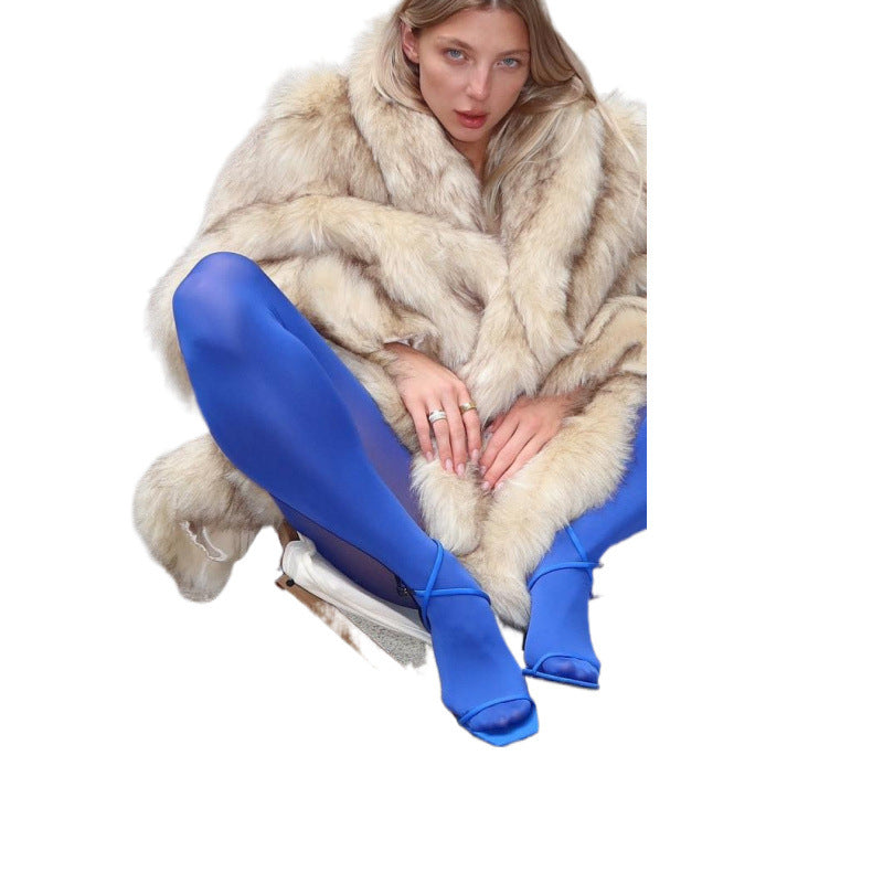 Luxurious faux fur coat for women with wide lapels and side pockets Lune London