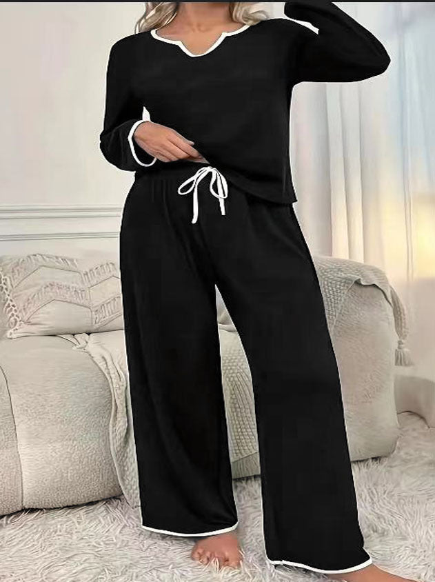 Women’s lounge set with elegant V-neck and contrasting details Lune London